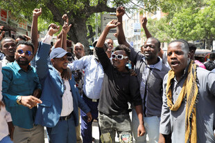 Menschen mit erhobener Hand