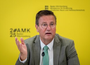 Peter Hauk sitzt vor einer gelben Wand und spricht. Peter Hauk sitzt vor einer gelben Wand und spricht.