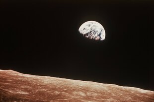 Blick über die Mondoberfläche auf die Erde, aufgenommen im Dezember 1968 von der Apollo 8-Besatzung aus etwa 780 km Höhe.
