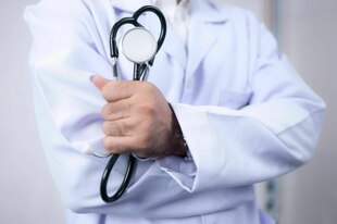 Ein Arzt hält ein Stethoskop in der Hand