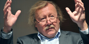 Ein wild gestikulierender Sloterdijk