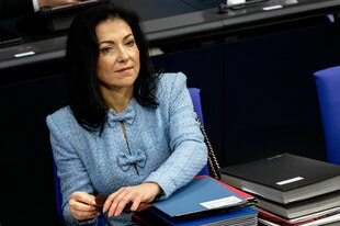 Bundeswirtschaftsministerin Katherina Reiche sitzt am 18.12.2025 im Bundestag auf der Regierungsbank vor ihren Akten Bundeswirtschaftsministerin Katherina Reiche sitzt am 18.12.2025 im Bundestag auf der Regierungsbank vor ihren Akten