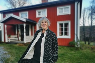 Portrait von Solveig Fälldin vorihrem schwedischen Wohnhaus