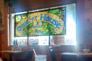 Eine mit Tiffany-Glas gestaltete Fensterscheibe in dem Restaurant Omelet-House