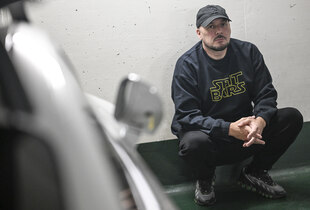 Der Rapper Kool Savas hockt in einer Tiefgarage in Berlin-Grunewald