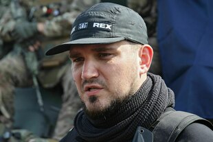 Denis Kapustin mit Uniformierten