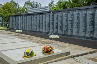 Eine Gedenktafel,auf der eine endlose Liste mit Namen geschrieben steht.
