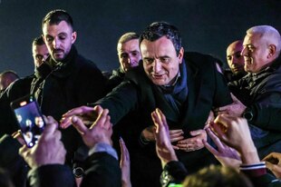 Ein Mann wird von einer Menschenmenge bejubelt.