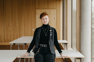 Sara Tadix posiert für das Foto im Bürgerhaus in Kernen bei Stuttgart, die ist Mitglied im Gemeinderat für die Grünen