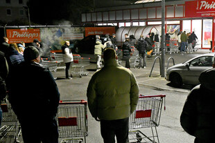 Leute stehen an für den Böllerkauf um 7 Uhr am 29.12.2025 vor dem Thomas Philipps-Markt an der Gildestraße in Bottrop