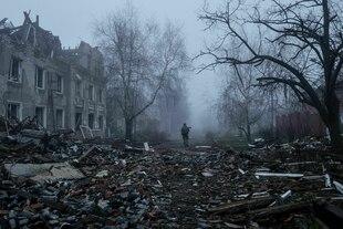 Ein Soldat läuft durch eine zerstörte Straße