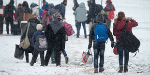 Menschen auf einer zugeschneiten Wiese