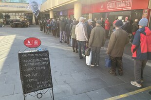 Menschenschlange vor einem Restaurant