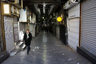 Geschlossene Läden in einem Basar