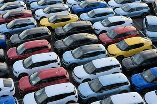 Zahlreiche Ford-Modelle parken nebeneinander Zahlreiche Ford-Modelle parken nebeneinander