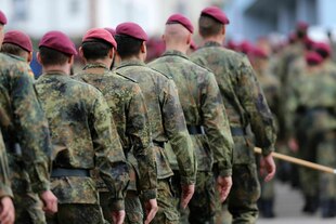 Bundeswehrsoldaten marschieren in einer reihe