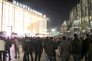 Menschen an Silvester vor dem Dom in Köln
