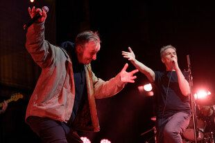 Jan Böhmermann und Olli Schulz performen auf der Bühne