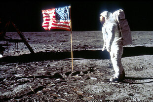 Ein Astronaut auf dem Mond neben der Flagge der USA