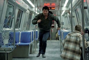 Simu Liu rennt als Alexander Hale in “The Copenhagen Test” durch eine Bahn