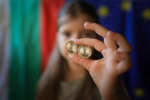 Mädchen mit bulgarischen Euro-Münzen