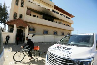 Ein Fahrzeug und ein Gebäude mit Brandspuren