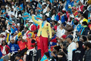 Ein Fan im Stadion in der Pose von Lumumba