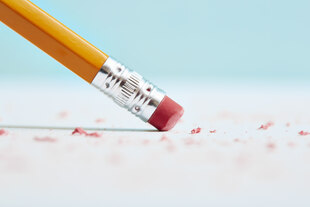 Ein Bleistift mit Radiergummi