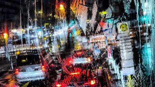 Blick mit Smartphone durch Fensterfront eines Doppeldeckerbus auf Busspur - bei Regen und Dunkelheit