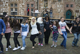 Tanzende bei einem Klavierkonzert in Marburg