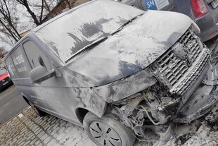 Ein Kältebus, der vorne abgebrannt ist. Der Motorraum ist verkohlt. Ein Kältebus, der vorne abgebrannt ist. Der Motorraum ist verkohlt.