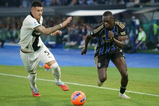 Idrissa Touré sprintet mit Ball Idrissa Touré sprintet mit Ball