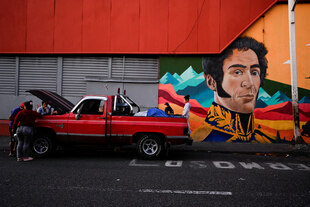 Ein Auto steht vor einem Graffiti Ein Auto steht vor einem Graffiti