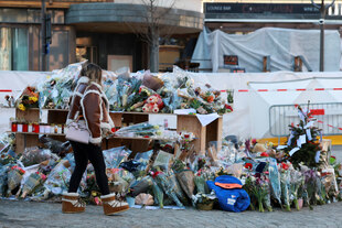 Eine Person läuft an der Gedenkstätte vor der Bar vorbei Eine Person läuft an der Gedenkstätte vor der Bar vorbei