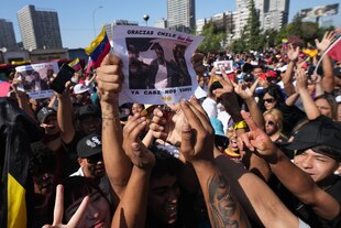 Auf einer Demonstration halten Hände ein Bild hoch Auf einer Demonstration halten Hände ein Bild hoch