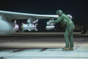 Das vom britischen Verteidigungsministerium herausgegebene Handout-Foto zeigt einen Typhoon-Piloten der Royal Air Force bei der Überprüfung des Flugzeugs vor dem Abflug Das vom britischen Verteidigungsministerium herausgegebene Handout-Foto zeigt einen Typhoon-Piloten der Royal Air Force bei der Überprüfung des Flugzeugs vor dem Abflug