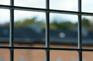 Gitter vor einem Fenster blick nach draußen