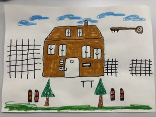 Eine Zeichnung von einem Haus mit Vorgarten und ein großer goldener Schlüssel