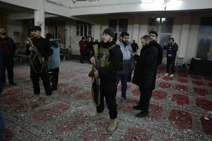 Bewaffnete Personen stehen in einer Moschee Bewaffnete Personen stehen in einer Moschee