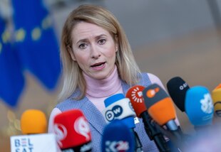 EU-Außenbeauftragte Kaja Kallas vor einer Reihe von Mikrofonen EU-Außenbeauftragte Kaja Kallas vor einer Reihe von Mikrofonen