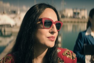 Eine Frau mit roter Sonnenbrille