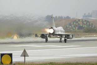 Ein taiwanesischer Mirage-2000-Kampfjet beschleunigt auf einer Startbahn