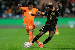 Amad Diallo sprintet mit Ball, knapp hinter ihm sein Gegenspieler