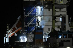 Ein Mann auf der Brücke eines Schiffs, Nachtaufnahme