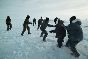 Eine Gruppe von Soldaten balgen im Schnee