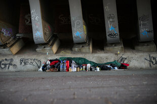 Der Schlafplatz eines Obdachlosen unter einer Brücke an einem Fuß- und Radweg nahe der Alster. Aufgrund der eisigen Temperaturen hat die Stadt Hamburg die Öffnungszeiten des Winternotprogramms für obdachlose Menschen erweitert.