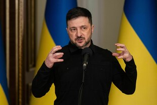 Der ukrainische Präsident Wolodymyr Selenskij gestikuliert bei einem Briefing am 3. Januar.