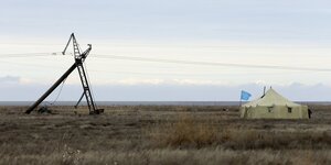 Eine Jurte an den umgelegten Strommasten, die auf die Krim führen