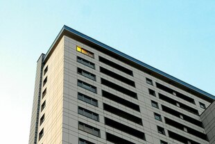 In einer Wohnung in einem Hochhaus brennt Licht