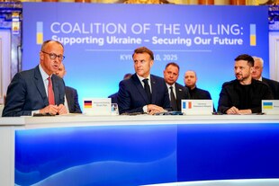 Bild von Oktober 2025: Bundeskanzler Friedrich Merz (l-r, CDU), Frankreichs Präsident Emmanuel Macron, und Wolodymyr Selenskyj, Präsident der Ukraine, nehmen an einer Video-Konferenz der Koalition der Willigen in Kyjiw im Marienpalast teil.